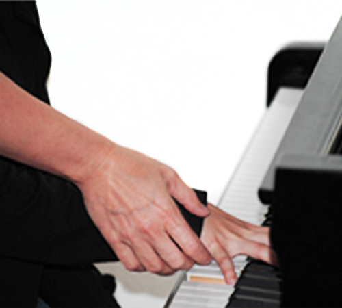 Hand beim Klavierspiel